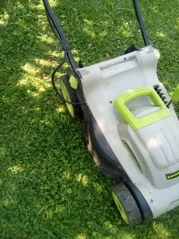 Lawn Master- tondeuse  (Électrique) in Lawnmowers & Leaf Blowers in City of Montréal - Image 4
