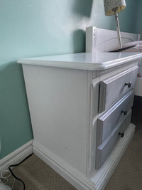 Dresser with 2 night stands.