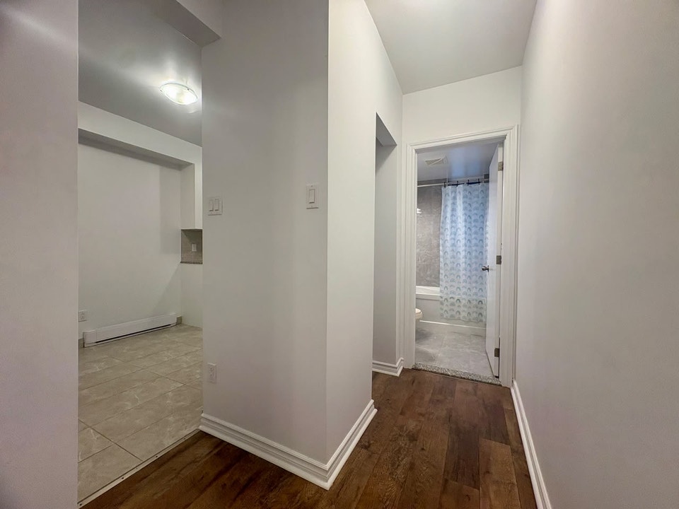 ***IMMEDIATELY AVAILABLE Beautiful 2 1/2 metro Snowdon*** 3