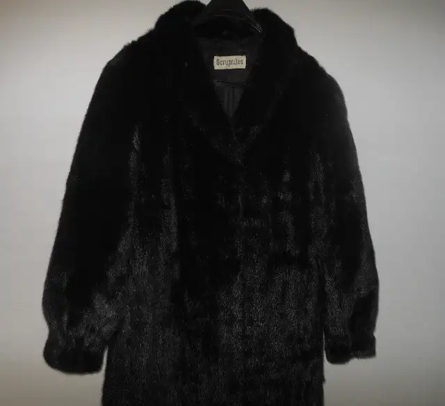 Fur coat in Women's - Tops & Outerwear in City of Montréal - Image 4