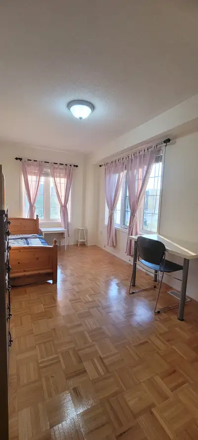 Private Room - Female - York University village Private Room available for Female in York village, j...