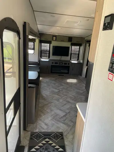 5th wheel all season Brand new- home away from home. All the bells and whistle’s. Includes slide top...