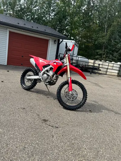 Get ready to dominate the trails with this 2022 Honda CRF250RX, a high-performance cross-country mac...