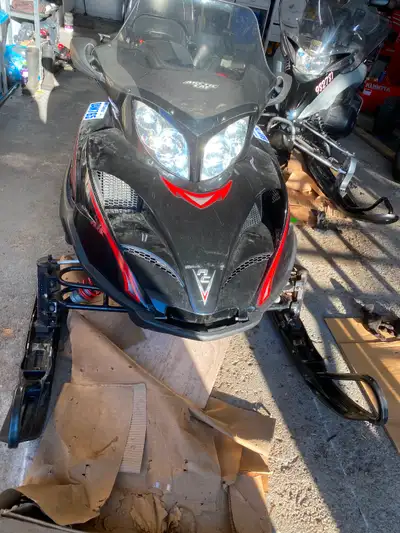 Great 4 Stroke Arctic Cat snowmobile, new belt, studded track with few Km’s, two up or single seat (...