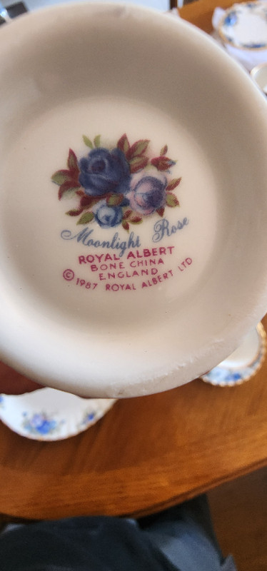 Royal albert moonlight tose in Arts & Collectibles in Bedford - Image 2