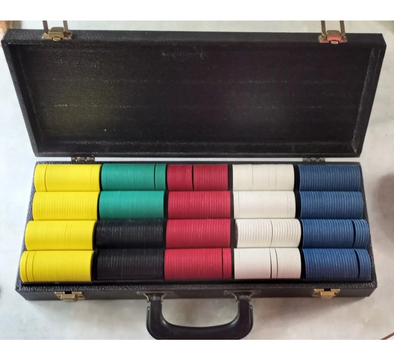 RARE Vintage 500 piece plastic Poker Chip Set w/ Black Wood Case Arts