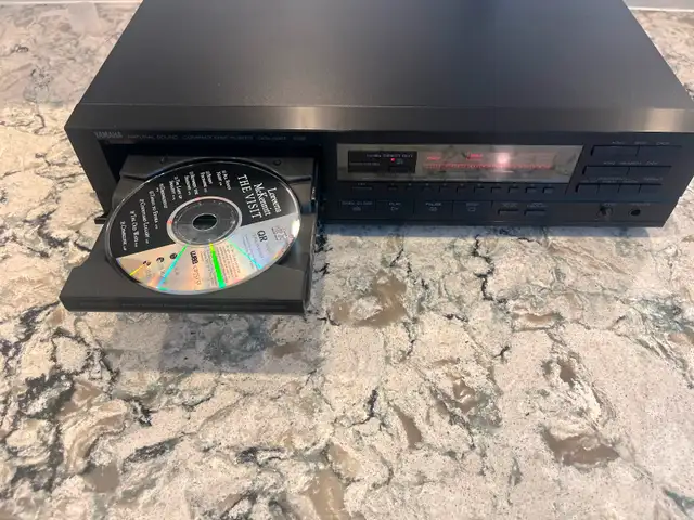 Yamaha CDX-520 CD player in Stereo Systems & Home Theatre in Gatineau - Image 4