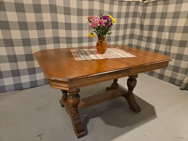 Beautiful Walnut Dinner Table, with built in Leaf $200.00 in Dining Tables & Sets in St. Catharines - Image 6