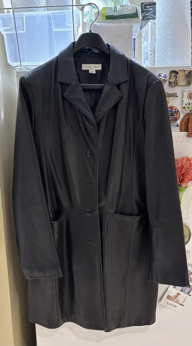 Woman’s leather blazer in Women's - Tops & Outerwear in Oakville / Halton Region - Image 2