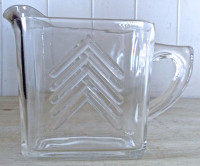 Antiquité Collection Pot à lait en verre de forme rectangulaire