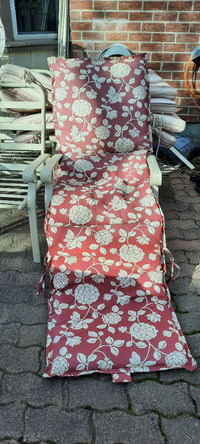 2 red/white patio lounge chair cushions