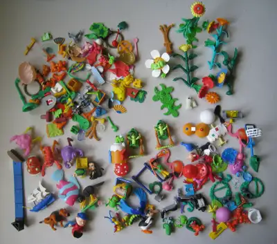 Large lot from the collections of 1998-2002. Some toys are complete, some only have bits and pieces....
