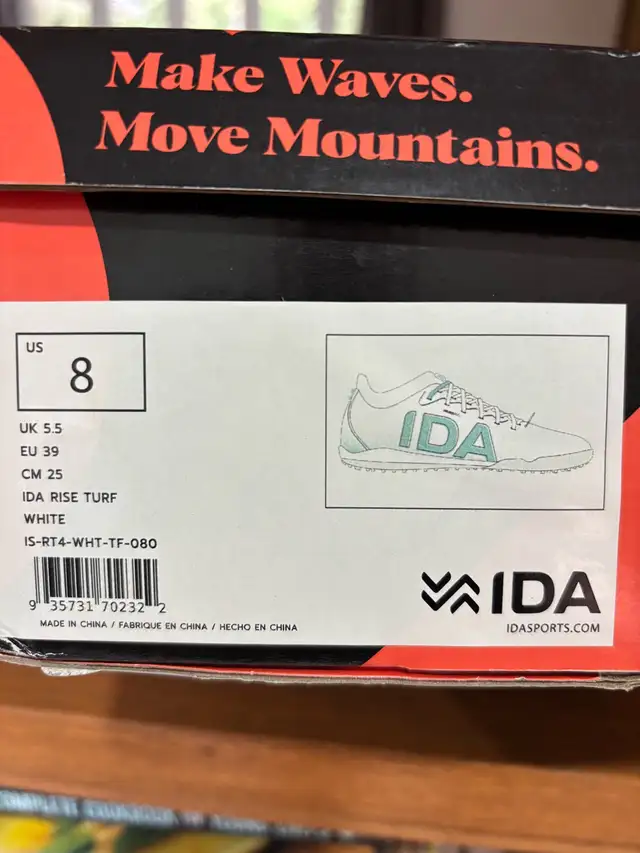 IDA Rise women’s size 8 indoor soccer shoes in Soccer in Kitchener / Waterloo - Image 4