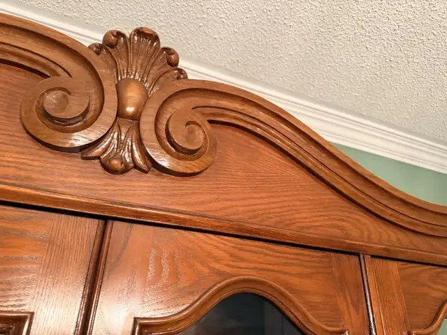 vintage dining room solid wood hand carved mint  in Dining Tables & Sets in Markham / York Region - Image 7