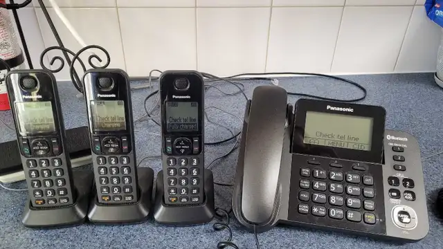 Panasonic home phone with 3 wireless handsets in Home Phones & Answering Machines in Ottawa - Image 2