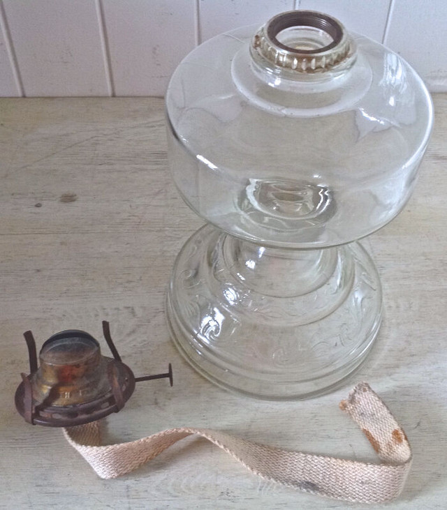 RÉDUIT Antiquité 1940 Collection. Lampe à l'huile QUEEN MARY L dans Art et objets de collection  à Lévis - Image 4