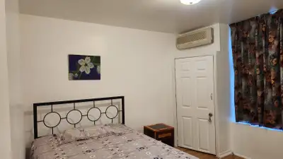 Berri-Uqam-Meublé/Furnished-Chambre avec bain privé/Room en-suite bath $720.00 tout inclut. Disponib...