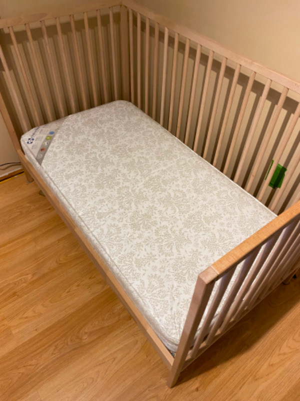 Crib and mattress, excellent condition in Cribs in Cole Harbour - Image 2