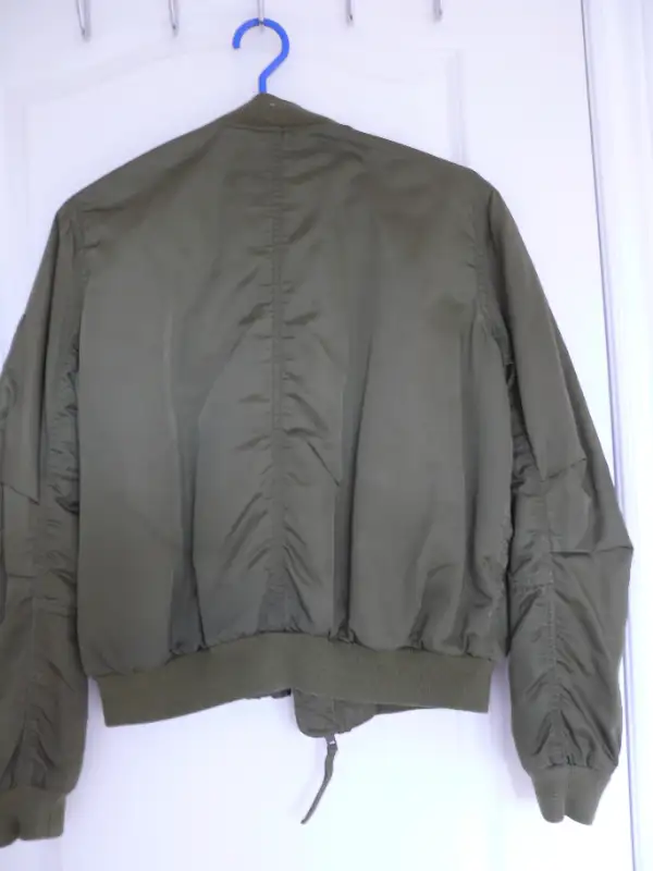 Woman light and winter jacket XS in Women's - Tops & Outerwear in Markham / York Region - Image 4