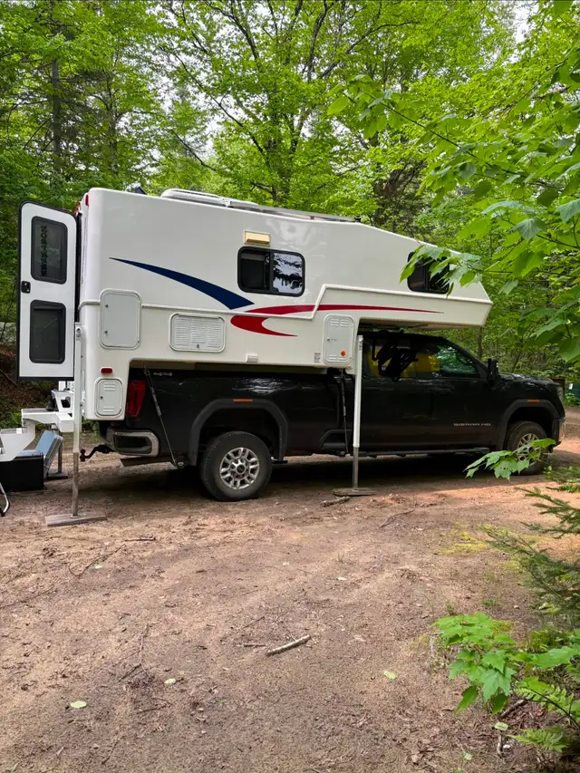 Campeur porté Northern Lite 9.6 Sportsman plus in Travel Trailers & Campers in Granby - Image 4