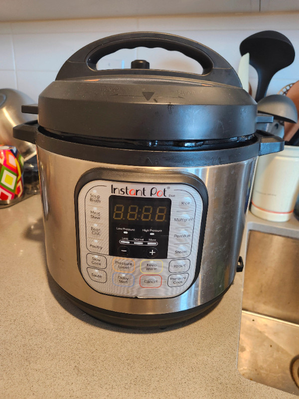 Instant pot duo V5 7-in-1  pressure cooker 6QT in Microwaves & Cookers in City of Toronto