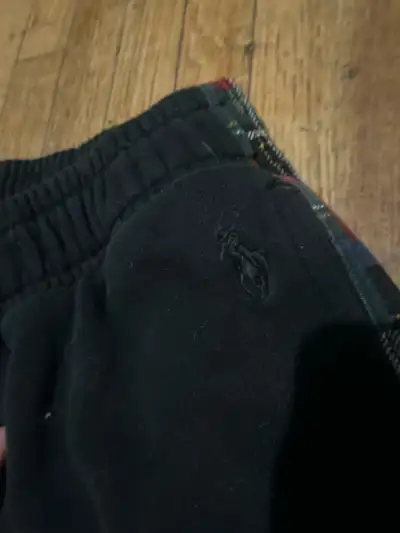 Get ready to lounge in style with these Polo Ralph Lauren plaid sweatpants! These cozy, used sweatpa...