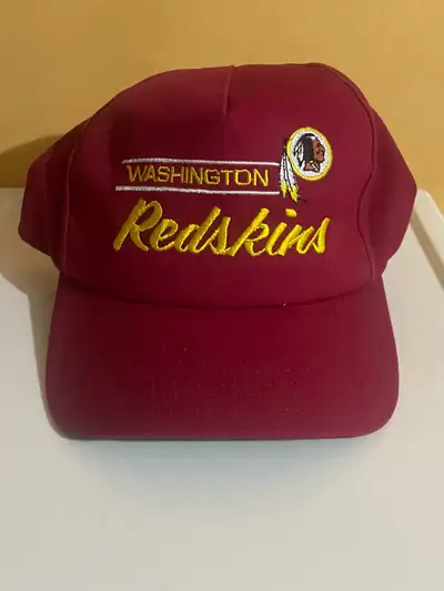 Selling my vintage 90s Washington Redskins SnapBack hat by American needle. The hat is in excellent...