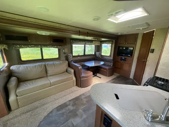 Coleman 260RL 30' Travel Trailer with pristine interior in Travel Trailers & Campers in Revelstoke - Image 4