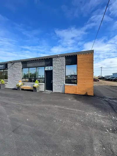 COMMERCIAL SPACE READY FOR YOU! Looking for a fantastic multi-use commercial space in a great commer...