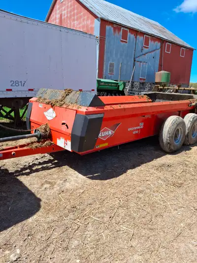 Kuhn 1230 manure spreader. Mechanical apron drive. Hyd end gate. Upper beater. Poly floor. T bar cha...