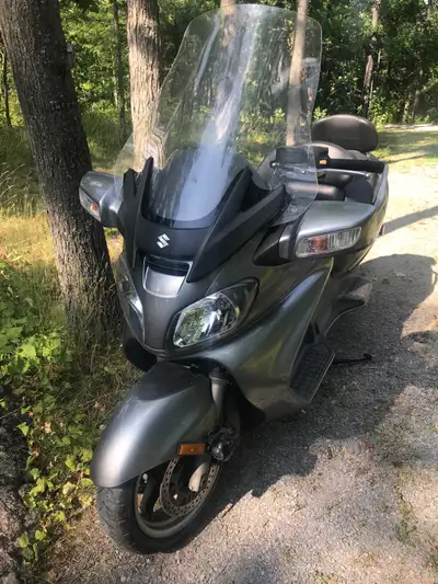 A 2006 Burgman 650 in perfect condition. Nearly new tires. Larger aftermarket windshield. Fog lights...