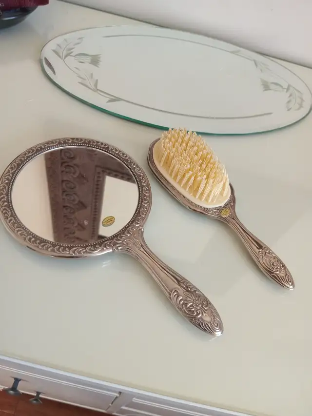Vintage 1960s Silver-Plated Vanity Set Hand Mirror Brush in Home Décor & Accents in Calgary - Image 3