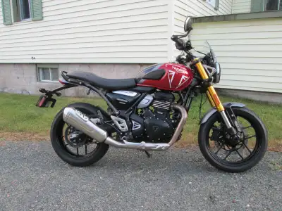 Triumph speed 400 2024, 3000km ,comme neuve, balance de garantie 5 mai 2026, avec plus de 600$ acces...