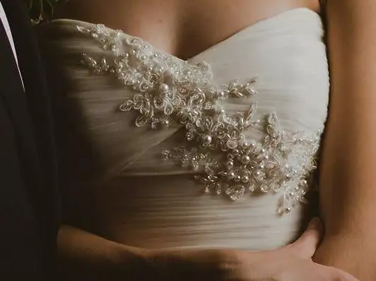 Vera Wang Wedding Dress (size 2) in Wedding in Ottawa - Image 3