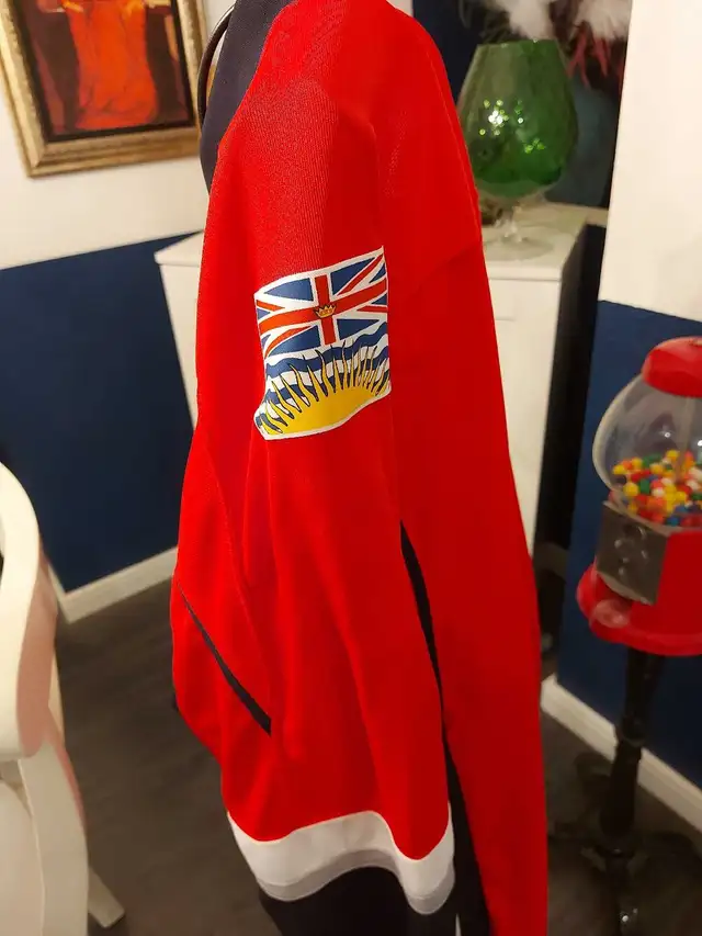 Abbotsford heat jersey small  in Men's in Calgary - Image 5
