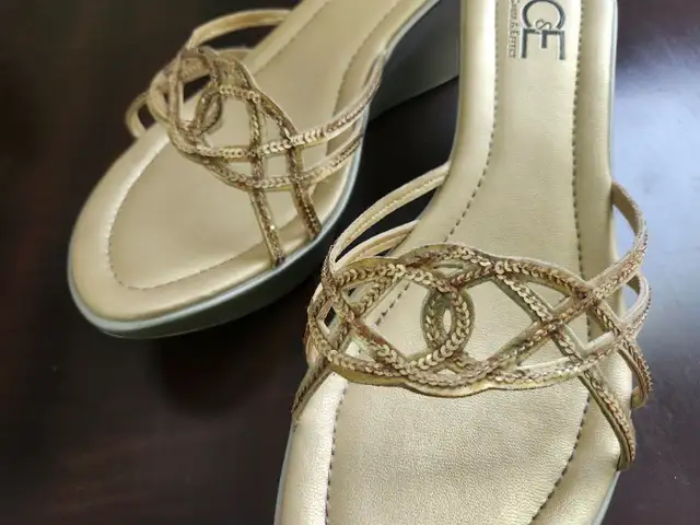gold sequin slip on sandals / shoes size 8 in Women's - Shoes in Kitchener / Waterloo - Image 4