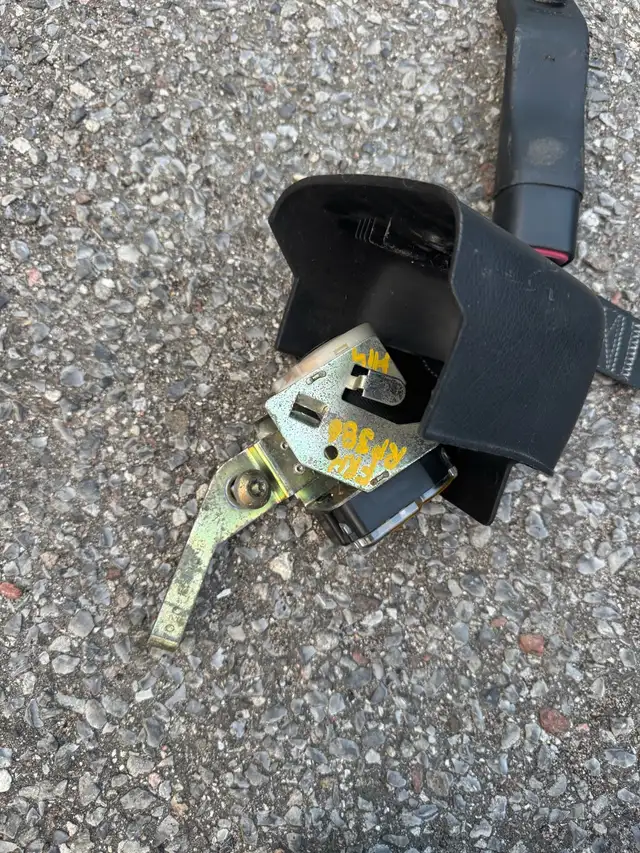 1994-1998 Mustang Convertible passenger seatbelt assembly in Other Parts & Accessories in Renfrew - Image 5