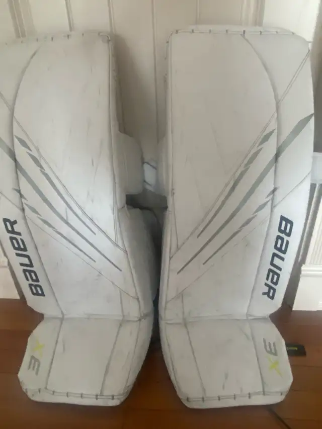 Bauer 3X Intermediate 31+ Medium Goalie pads in Hockey in Strathcona County - Image 2