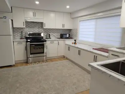 Bright and clean private room available in the heart of Surrey Central! Perfect for students or work...
