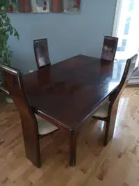 Table de cuisine avec 4 chaises