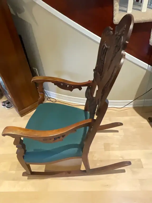 Carved wooden Rocking Chair in Chairs & Recliners in Ottawa - Image 3