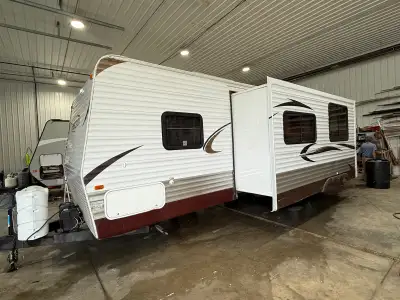 2012 KZ-RV SPORTSMEN kz300BH TRAVEL TRAILER. Large Slideout, power awning, 2 solar panels with digit...