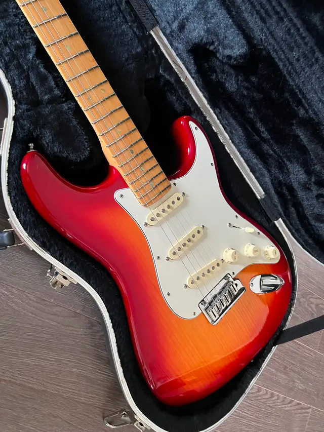 Fender Stratocaster Deluxe - January 2002 - Aged Cherry Burst in Guitars in Ottawa - Image 4