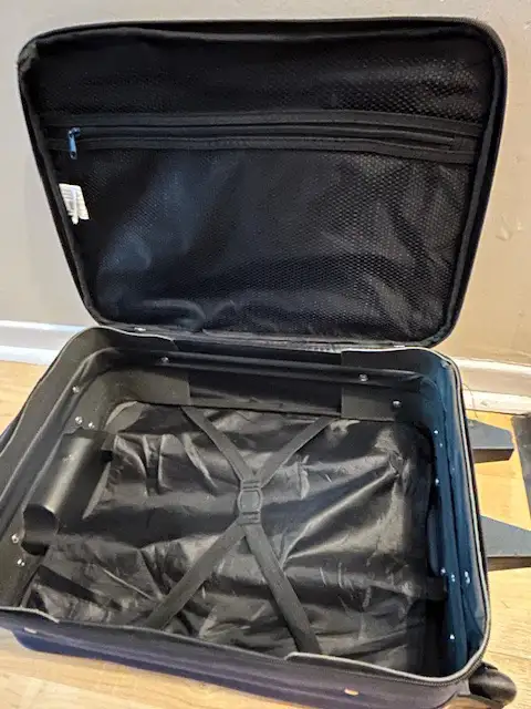 Carry on luggage suitcase $30, navy22” x 13.5” x 6.5” + more in Bags & Luggage in City of Toronto - Image 8