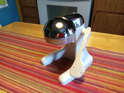 Presse-agrumes ou presse-oranges Rétro vintage De marque JuiceKing. Fonctionnel. Ne manque pas de pi...