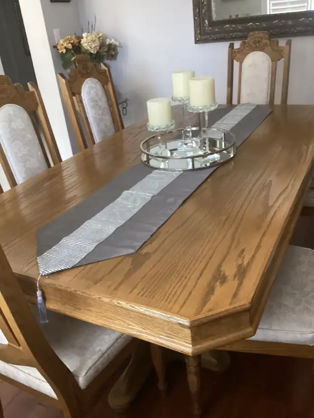 Dining Table with Six Chairs and Two Arm Chairs Great Condition in Dining Tables & Sets in Hamilton - Image 4