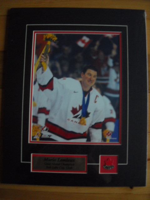 Photo Mario Lemieux médaille d'or Salt Lake City 12.5'' x 16'' dans Art et objets de collection  à Saguenay - Image 2