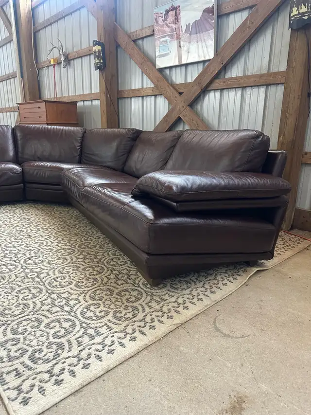 Natuzzi Custom Leather sectional made in Italy in Couches & Futons in London - Image 4