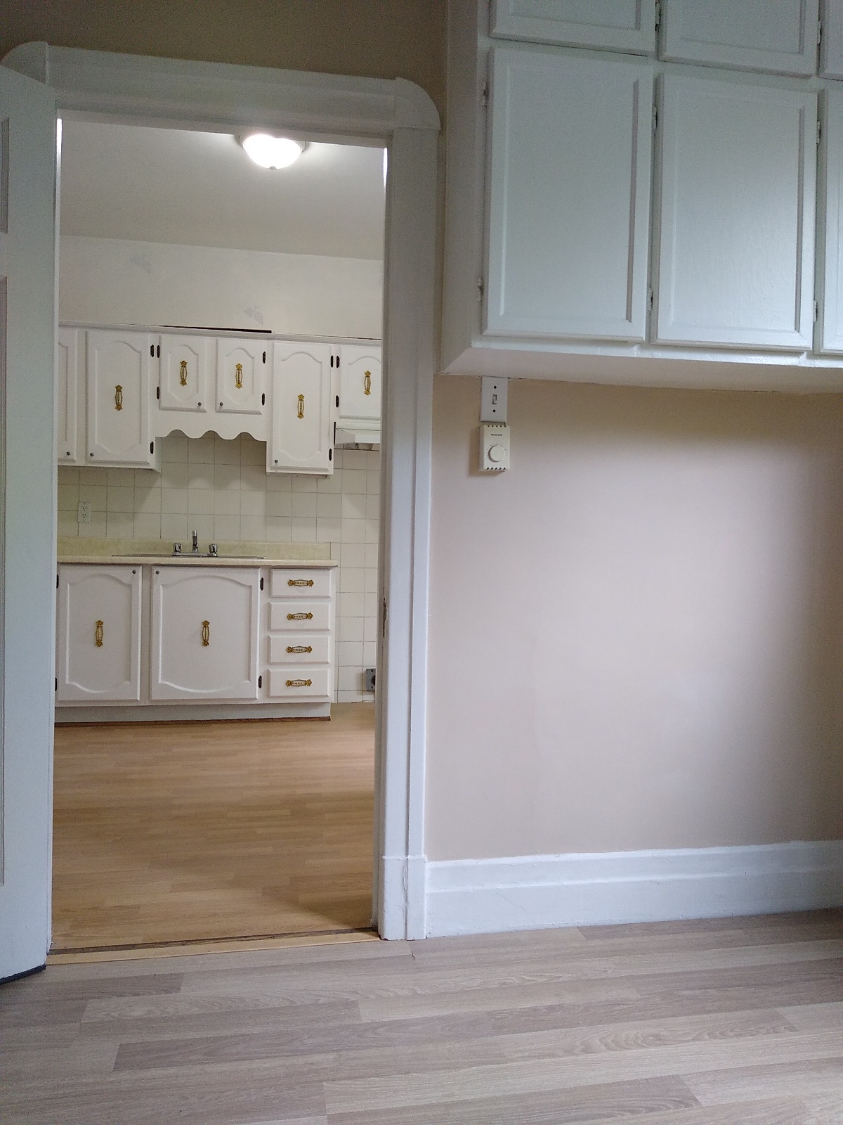 5 1/2 ground floor with 1.5 bathrooms, available October 1st — photo 1