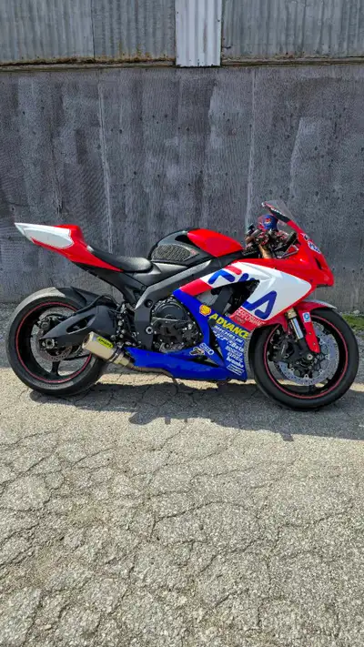 2006 SUZUKI GSXR 600 30K KM CLEAN BIKE CLEAN ONTARIO TITLE IN HAND NEVER BEEN ON TRACK LOTS OF GOODI...